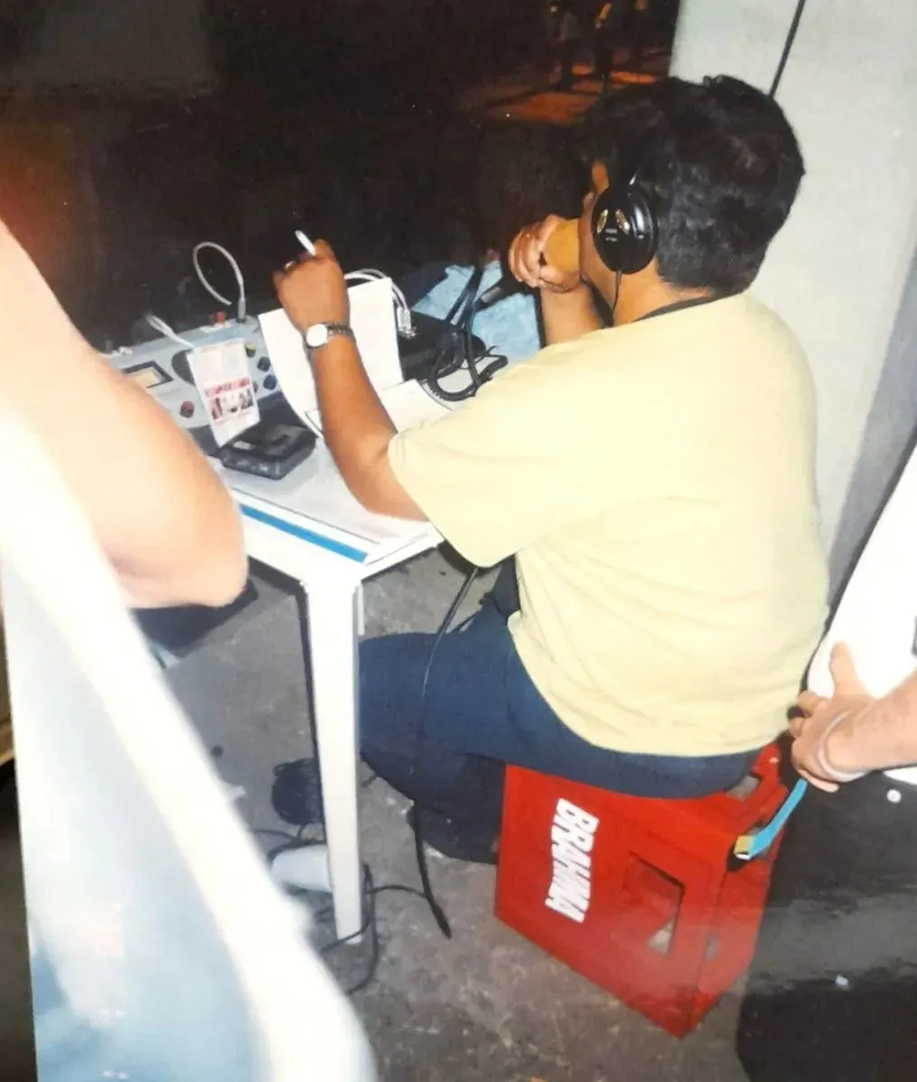 Primera transmisi&oacute;n de Sergio Herrera en el Festival de Jes&uacute;s Mar&iacute;a: con auriculares y micr&oacute;fono, improvis&oacute; su cabina sentado sobre un caj&oacute;n. Foto (Facebook)