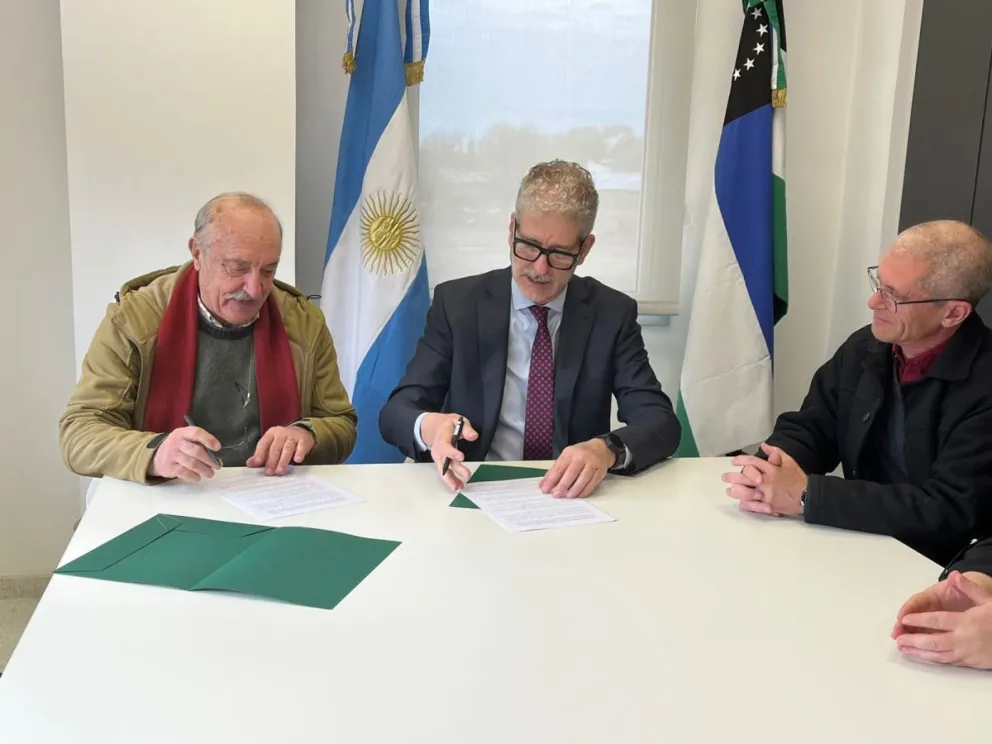 El convenio fue firmado por el juez Sergio Barotto y Héctor Zubeldía como presidente de la Fundación (Foto Poder Judicial RN).