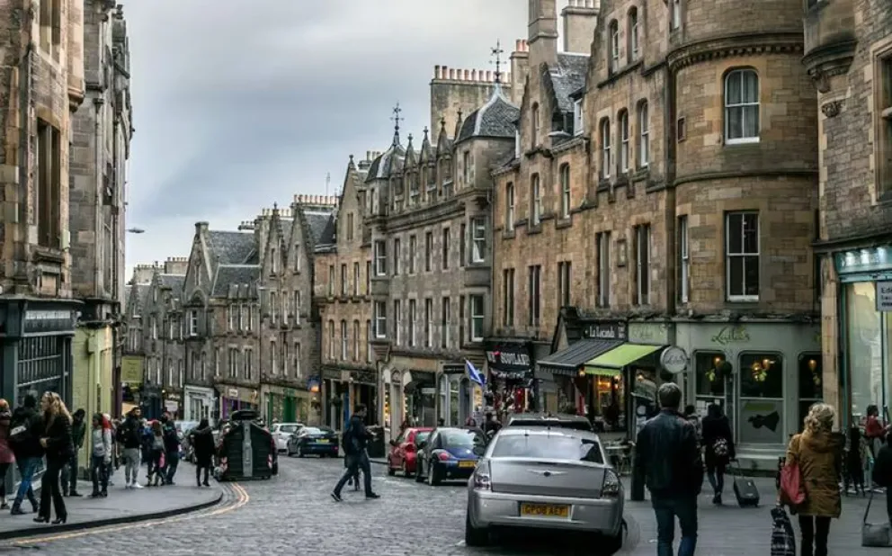 La ciudad de Edimburgo en Escocia era uno de lugares a visitar el viaje por familias de Villa Regina. (Foto archivo)