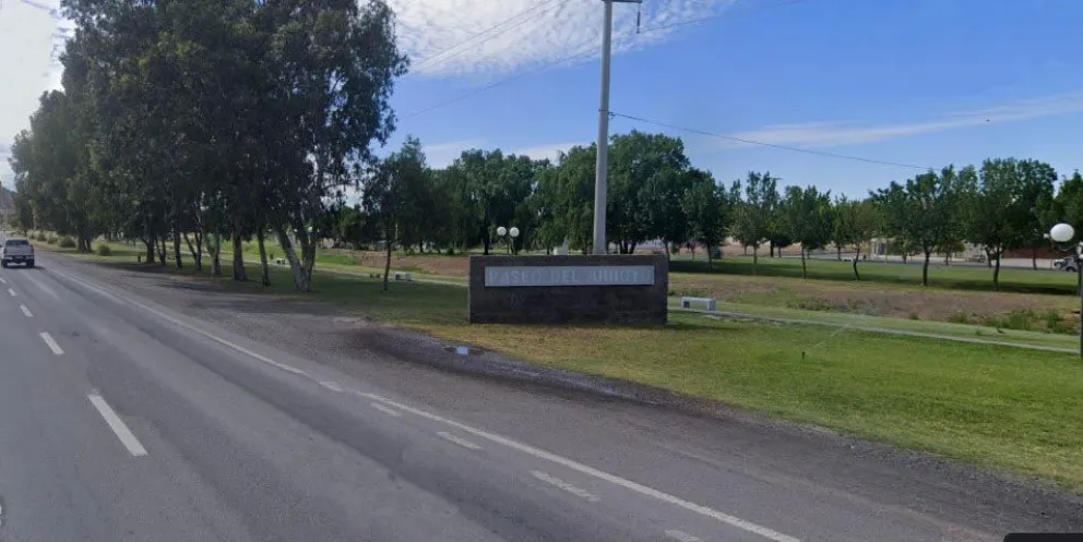 El hecho delictivo sucedió anteanoche en el espacio verde ubicado en el acceso oeste a la ciudad (Foto captura google maps).
