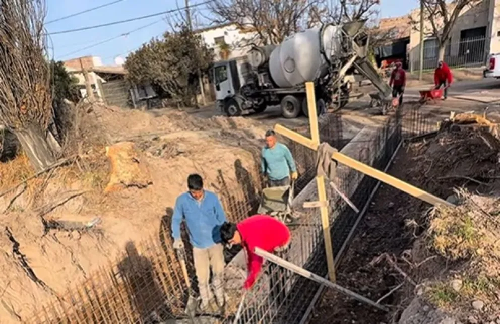 Los trabajos comenzaron semanas atrás para poder ampliar el desagüe pluvial de la calle Mitre. (Foto gentileza)