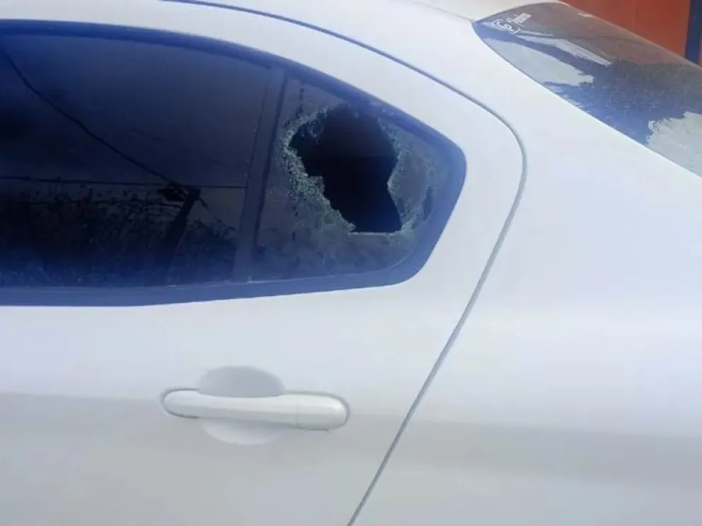 Un hombre que había salido de la Comisaría 31 de hacer una consulta, arrojó un escombro contra un patrullero . Foto (gentileza)