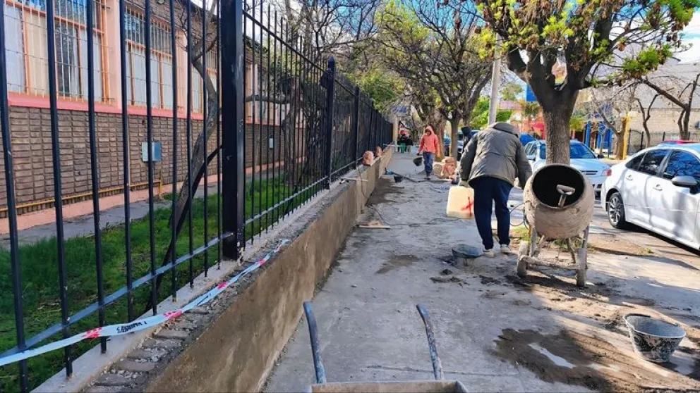 Hoy comenzaron las tareas de refacción de la Escuela 52 para celebrar su centenario en octubre. (Foto gentileza)