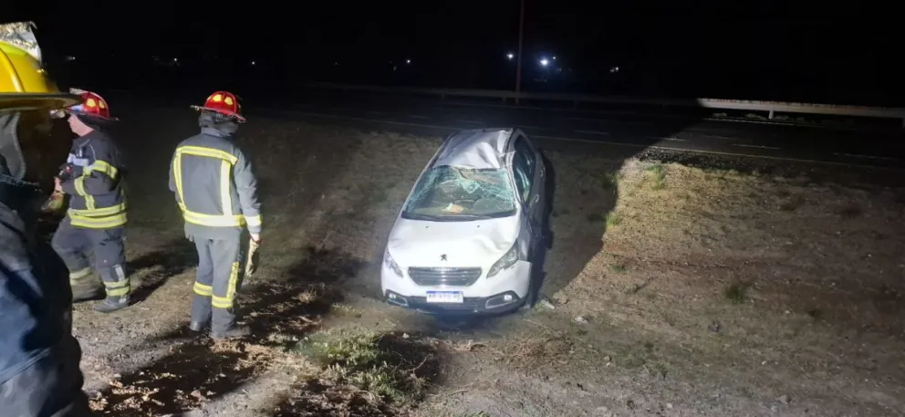 El vuelco ocurrió alrededor de las 21,30 en el Km. 1125 (Foto gentileza bomberos VR).