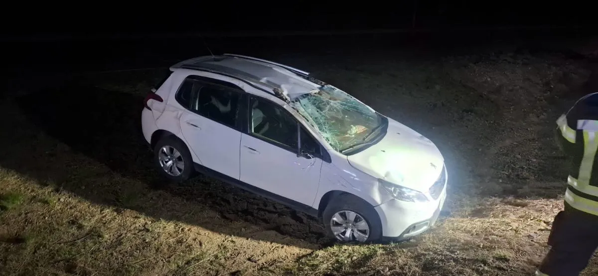 En el auto viajaban dos mujeres que lograron salir por sus propios medios (Foto Bomberos VR).