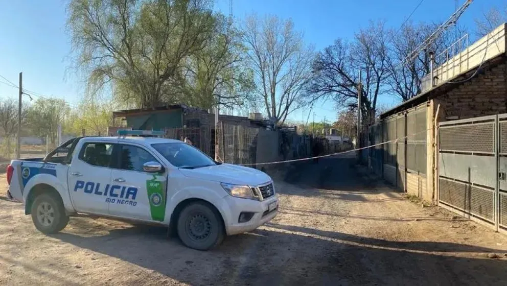 La policía realizó varios allanamientos en el barrio, buscando elementos que sean de utilidad en la causa. Foto: gentileza.