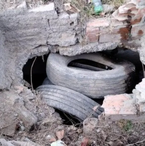 Las tres cubiertas de camión se encontraban en Los Arrayanes y Vuelta de Obligado (Foto Municipio VR).