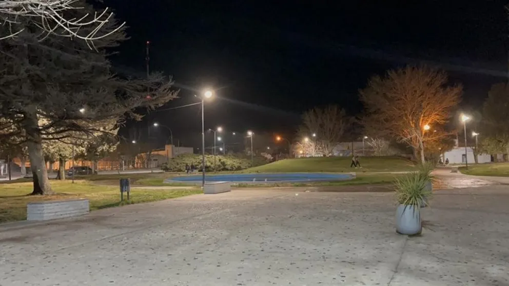 La plaza Cardenal Cagliero quedó renovada con el nuevos sistema de iluminación. (Foto gentileza)