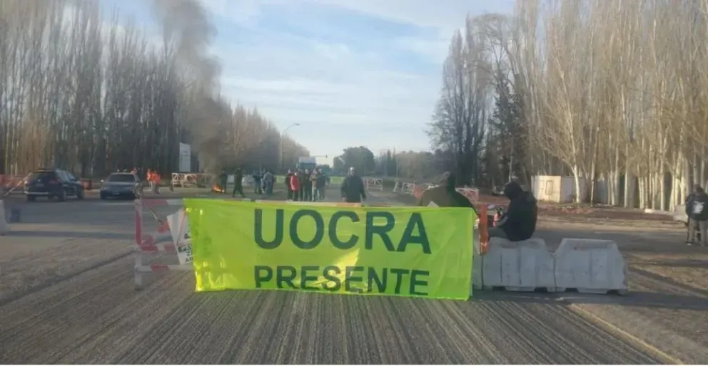 Los manifestantes remarcaron que son alrededor de 100 los obreros roquenses sin empleo y que continuarán reclamando. Foto (archivo)