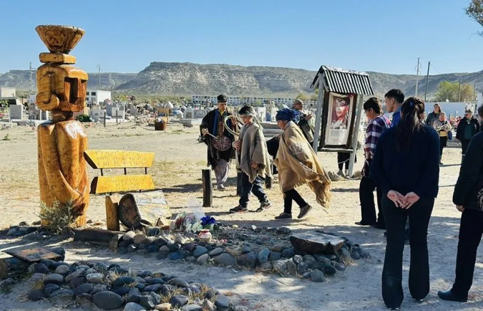 En el cementerio de Huergo se rindió homenaje a Aimé Painé al recordar un aniversario de su fallecimiento. (Foto gentileza)