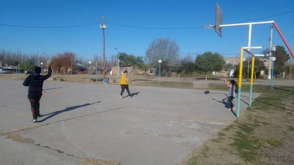 Un taller de handball mixto para chicos de 5 a 12 años forman parte de las propuestas de capacitación. (Foto archivo)