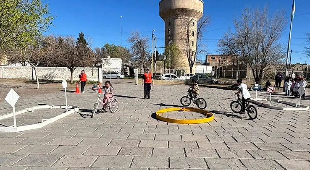 Alumnos de la Escuela 257 participaron de la charla sobre educación vial. (Foto gentileza)