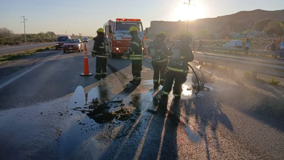 Ayer por la tarde se incendió una moto en Ruta 22, a la altura de El Frutillar (Foto Bomberos VR).