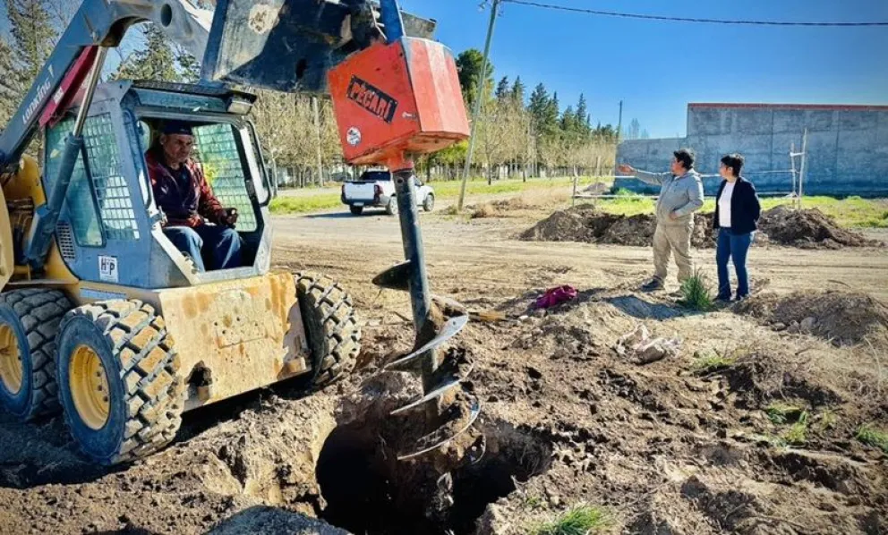Las tareas comenzaron la semana pasada para extender la red en el barrio Alfonsín. (Foto gentileza)