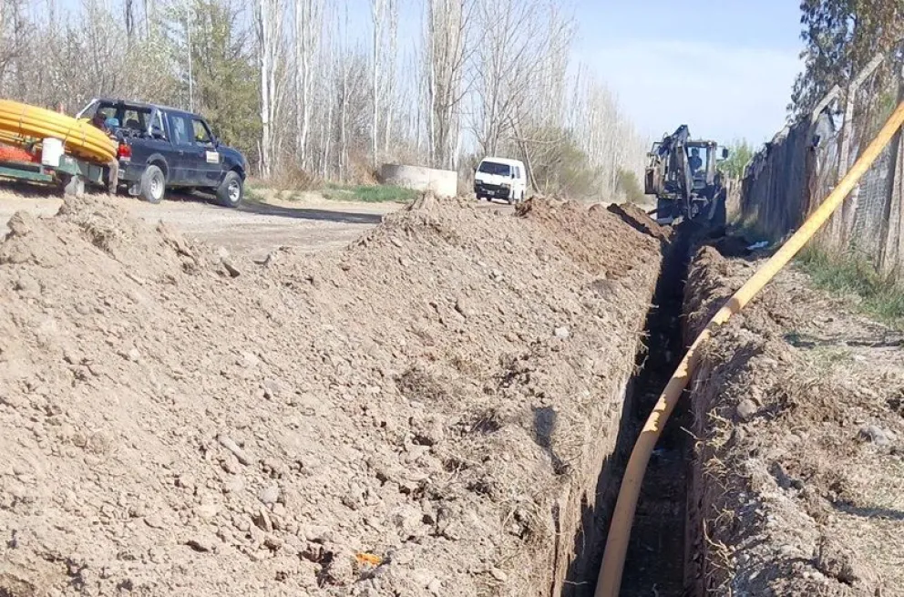 Esta semana comenzaron las tareas para la ampliación de la red de gas natural en Mainqué. (Fotos gentileza)