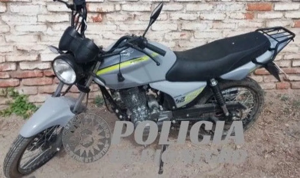 La moto fue encontrada abandonada en cercanías a un canal. En el lugar trabajó personal de la Comisaría 22 de Cervantes (Foto archivo).