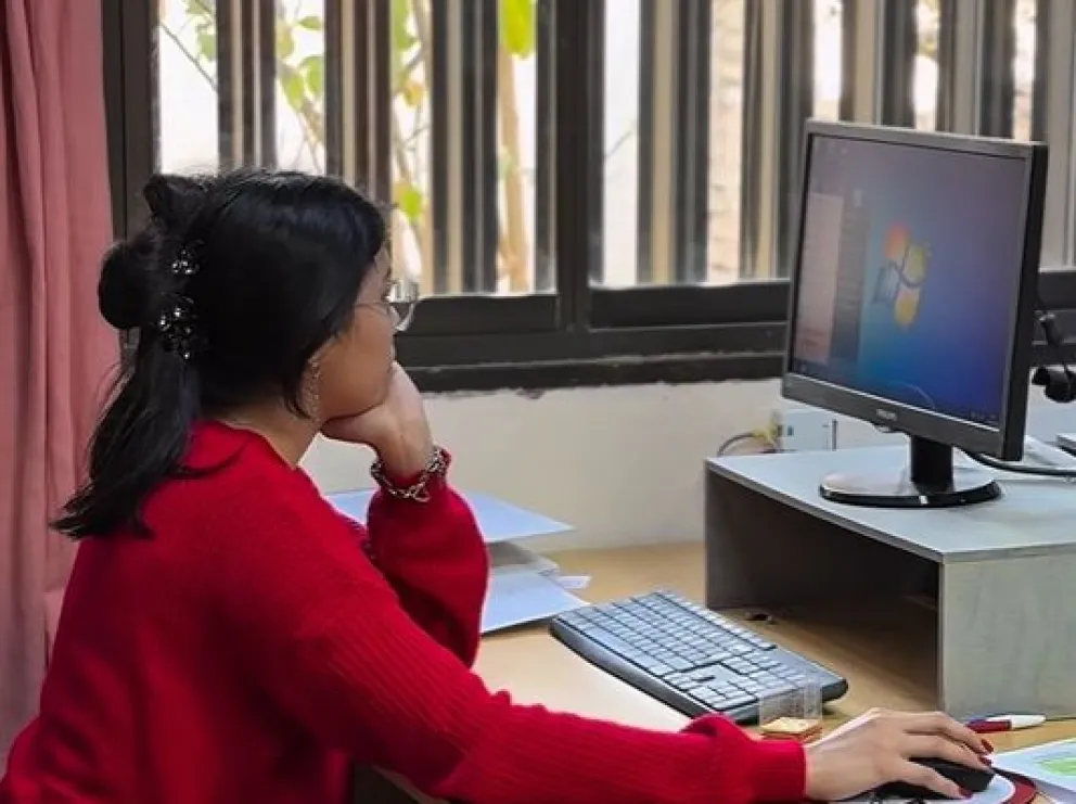 La estudiante de la UNRN inició su pasantía en el área de Tesorería del municipio de Godoy. (Foto gentileza)