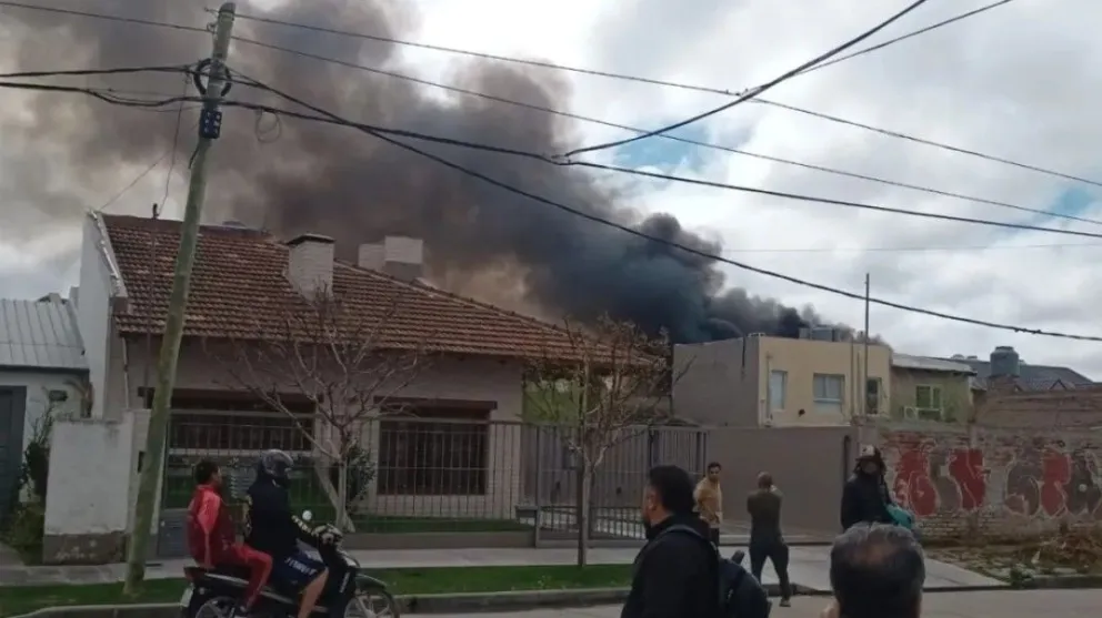 Bomberos y policía permanecen trabajando en la zona, mientras se mantiene custodiado el perímetro. Foto (ANR)