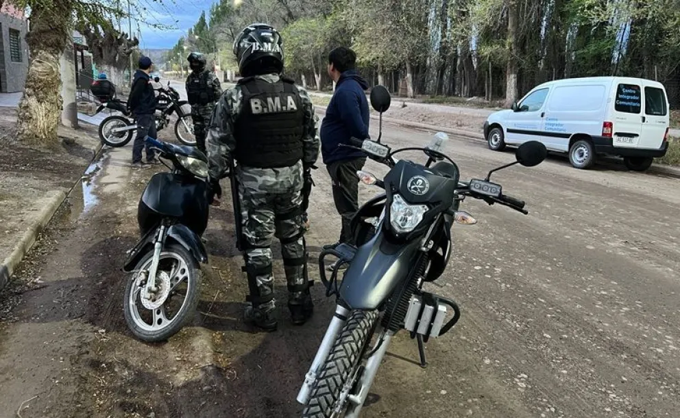 En los operativos en Chichinales y Godoy se retuvieron ocho motos por irregularidades. (Foto gentileza)