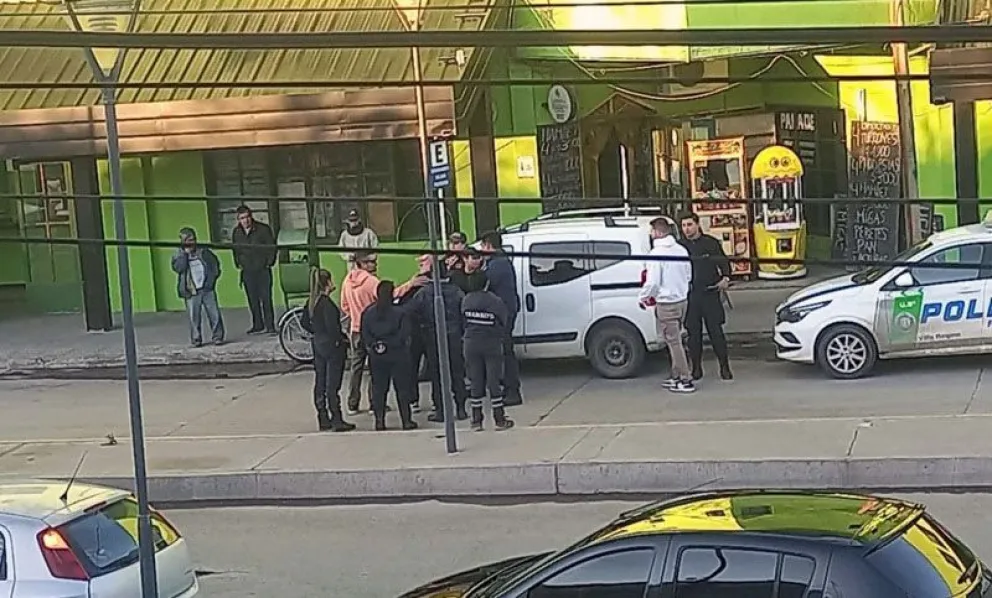 El operativo se realizó en la tarde del sábado frente a la terminal de colectivos de Regina. 