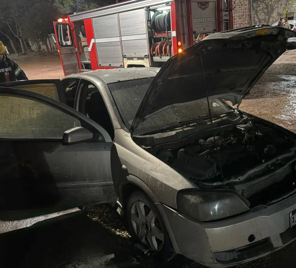 El fuego demandó la intervención de una dotación con cinco bomberos voluntarios (Foto Bomberos VR).