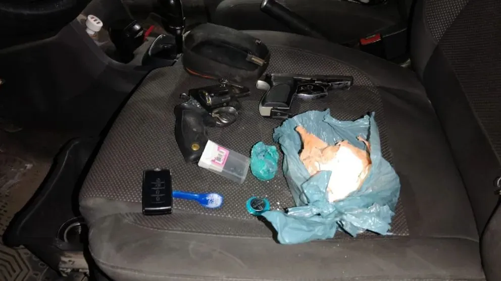 En el asiento del VW Fox hallaron una bolsa con cocaína y armas. Foto (Policía de Río Negro)