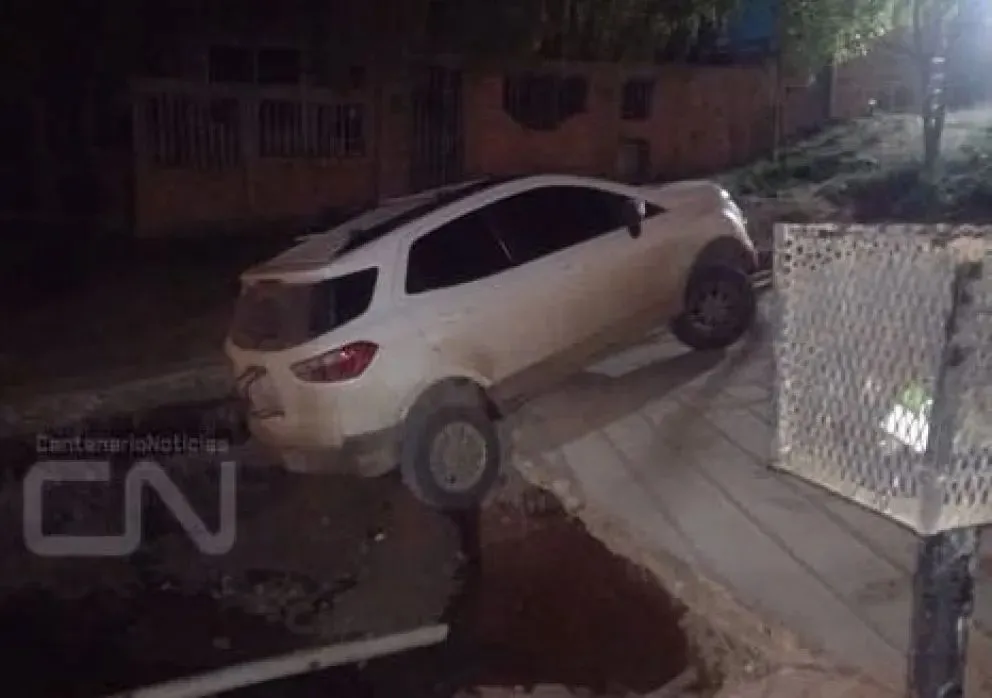 La camioneta EcoSport quedó "colgada" con sus dos ruedas sobre el vacío. En el vehículo viajaban una mujer y sus dos hijos. Foto: gentileza Centenario Noticias.