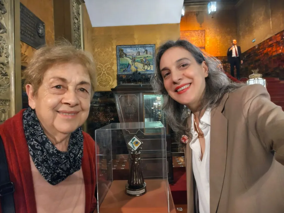 Paula Quintana junto a su madre en el teatro Cervantes, minutos antes de la premiación. (Foto: gentileza)