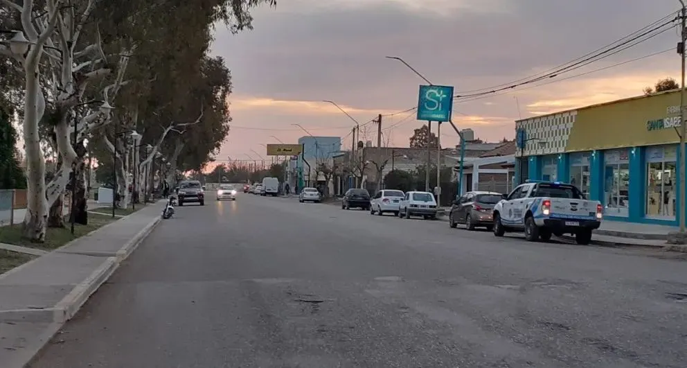El municipio de Huergo advirtió por los riesgos ambientales y de siniestros con vehículos abandonados. (Foto archivo)