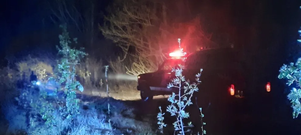Bomberos intervino en la noche del lunes en un incendio forestal en la zona rural. (Foto gentileza)