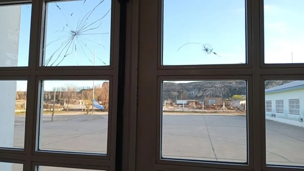 Con piedras rompieron los vidrios de puertas y ventanas de la escuela 220. (Fotos gentileza)