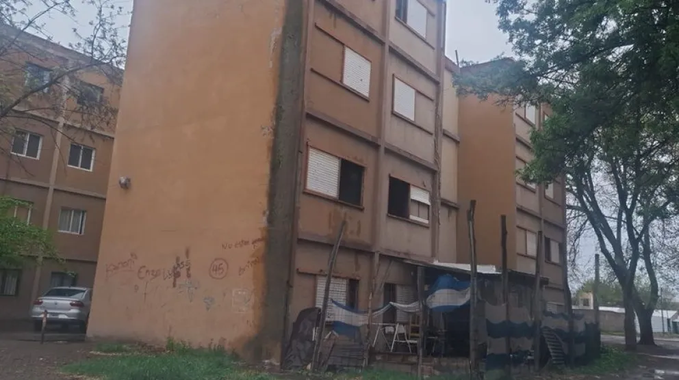 En el departamento ubicado en el primer piso el hombre se encontraba atrapado y sin poder escapar. (Foto gentileza)