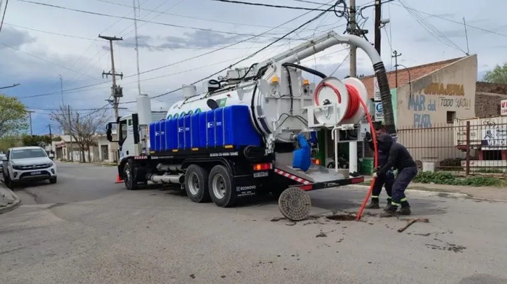 Con el nuevo camión ya se comenzó a realizar tareas en las redes de cloacas de Regina. (Foto gentileza)