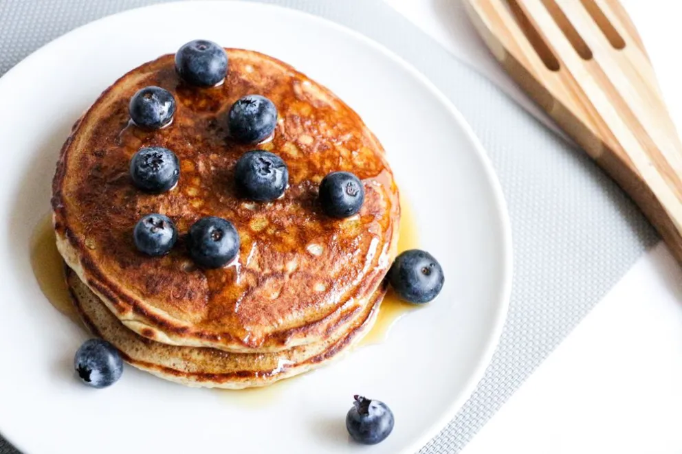 Estos pancakes integrales de arándanos quedan deliciosos. 
