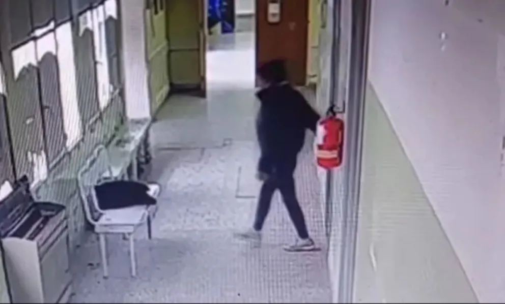 El momento en que la mujer sale de uno de los consultorios.