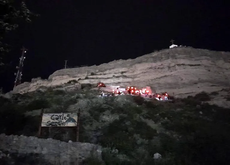 Previo a los fuegos artificiales, hubo un ascenso con luces en el renovado Sendero a la Capilla.