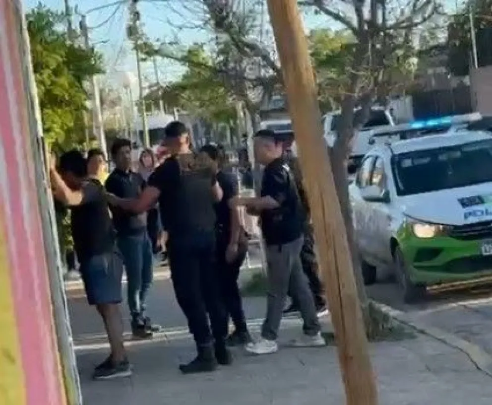 El hecho ocurrió minutos después de las 18 del sábado (foto captura-video gentileza).