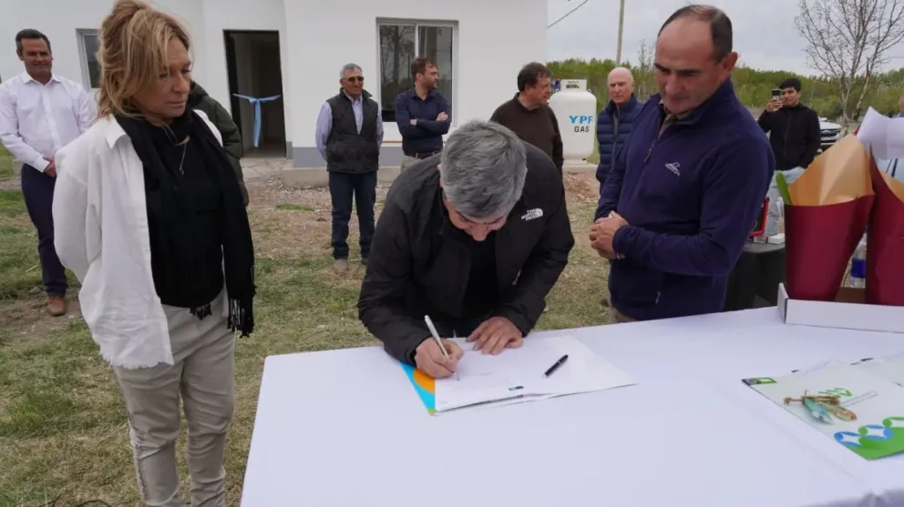 Participaron de la firma del convenio el DPA, el Consorcio de Riego de Valle Azul y la empresa Agropecuaria Don Manuel (Foto Gobierno RN).