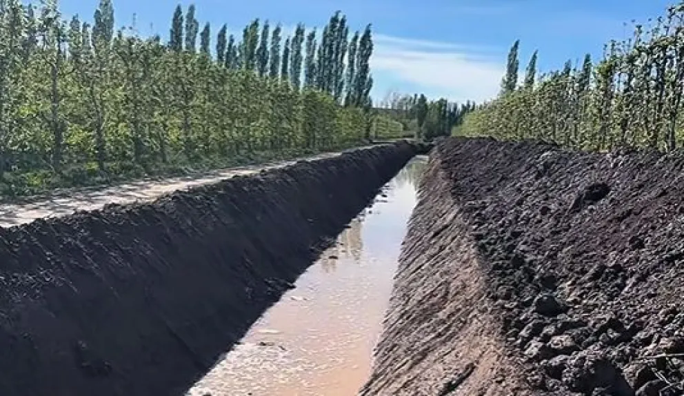 Las obras complementarias se realizan en un desagüe para derivar las descargas pluviales. (Foto gentileza)