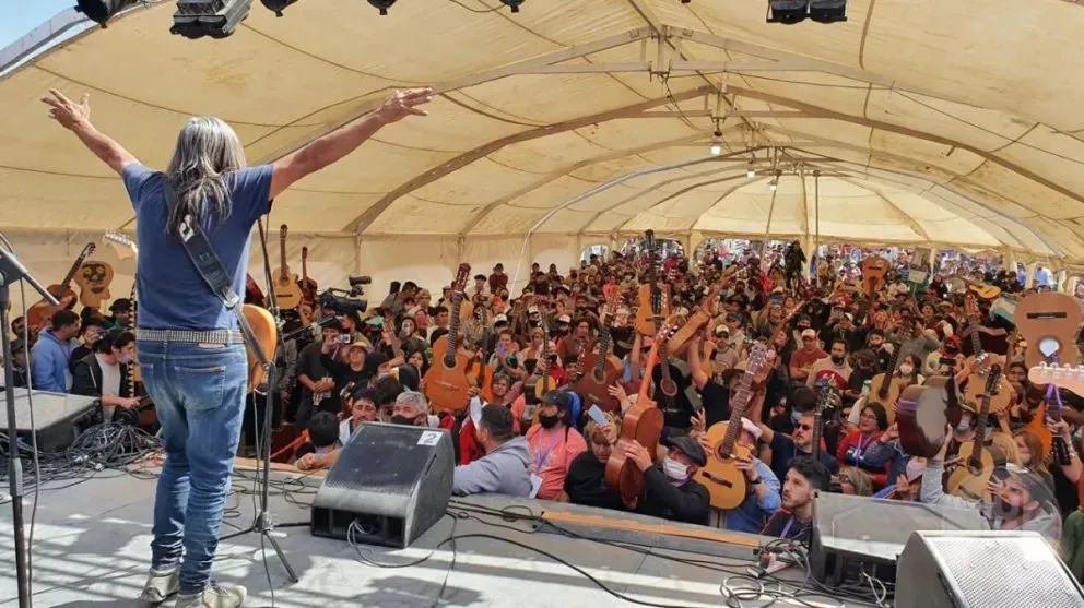 En su edición del año 2022, el recordado cantante y guitarrista de rock, Cacho Lobello, actuó junto al Ensamble de rock de IUPA. Foto (archivo)