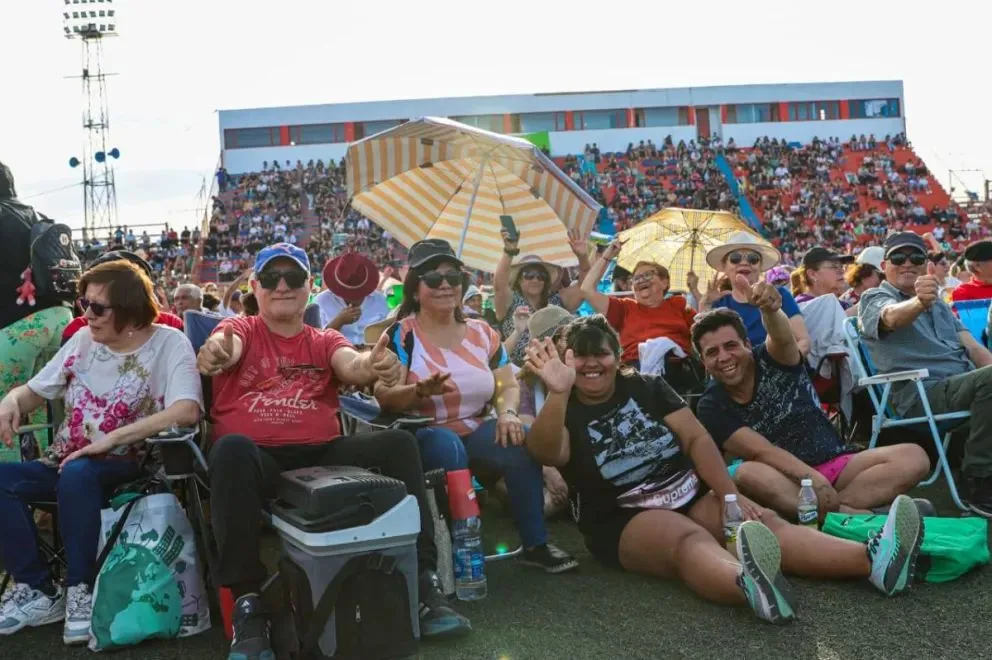 Más de 4.000 personas colmaron el Estadio Luis Maiolino en la celebración por el Día Internacional de los Adultos Mayores. Foto (Tania Domenicucci-ANR)