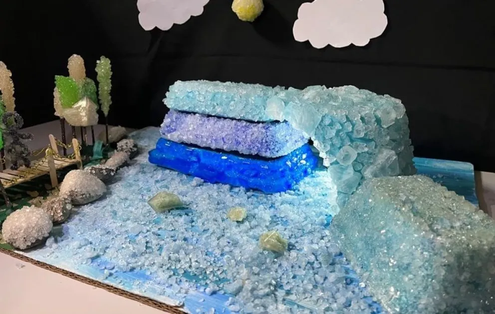 El trabajo sobre los glaciares hechos con cristales recibió un premio en un concurso nacional. (Fotos gentileza)