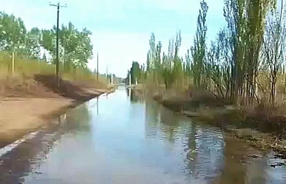 Por la pérdida de agua en una chacra, una calle quedó cubierta de agua en Villa Alberdi. (Foto gentileza)