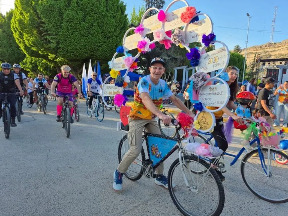 Mientras nadie deja de pedalear, anoche la fiesta terminó con cumbia en el escenario y hoy arrancó con zumba. 