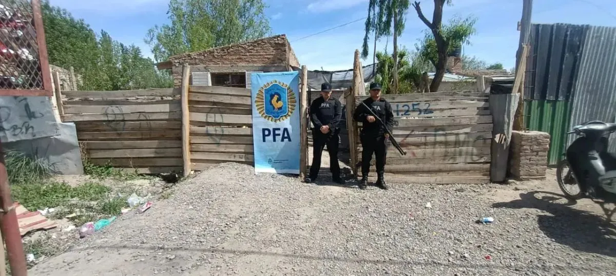 Se secuestró cocaína, balanzas de precisión y diversos elementos. (Foto gentileza PFA)