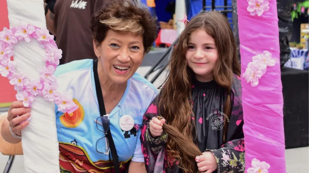 “Siempre emociona ver a las más chiquitas venir a donar su cabello, es hermoso ver como a tan corta edad comprenden la importancia que esto tiene”, comentó Graciela Oses. Foto: Brillo de Esperanza