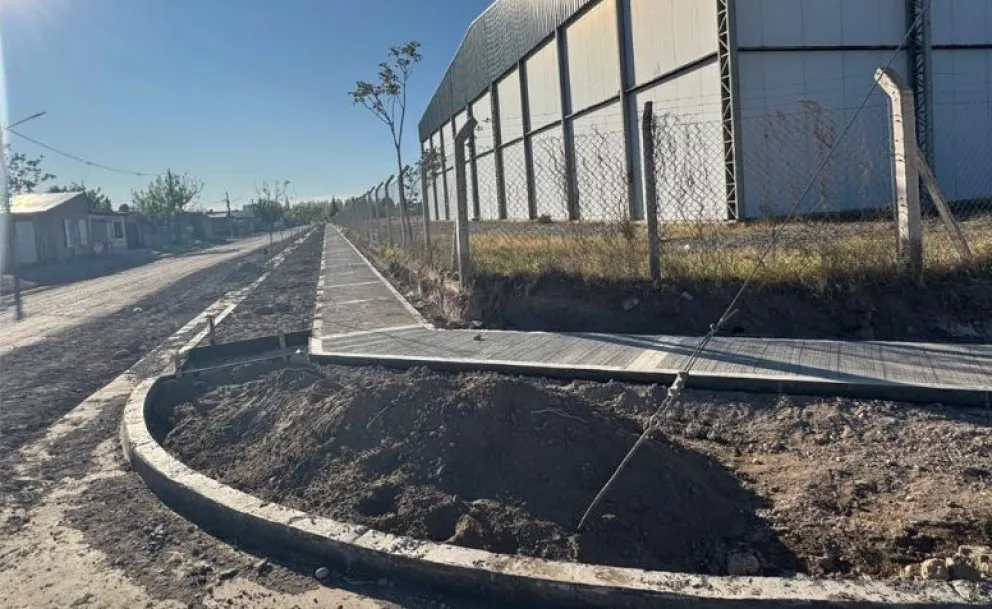 Con el proyecto ya se construyó gran parte de la vereda en la calle Remedios de Escalada. (Foto gentileza)