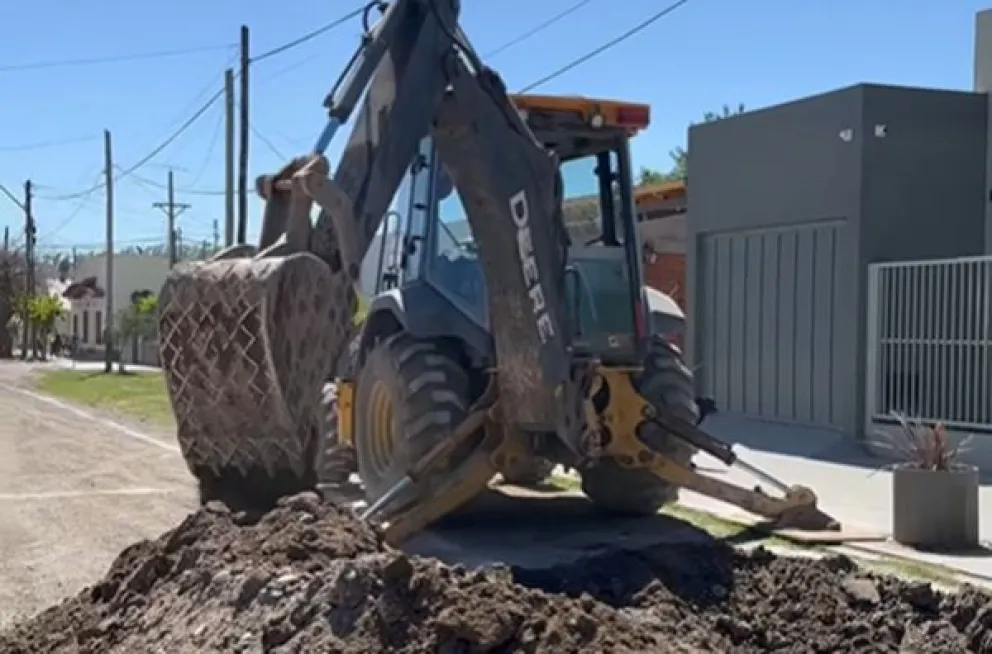 Este lunes comenzaron las obras para la construcción de cordón cuneta en dos manzanas. (Foto gentileza)