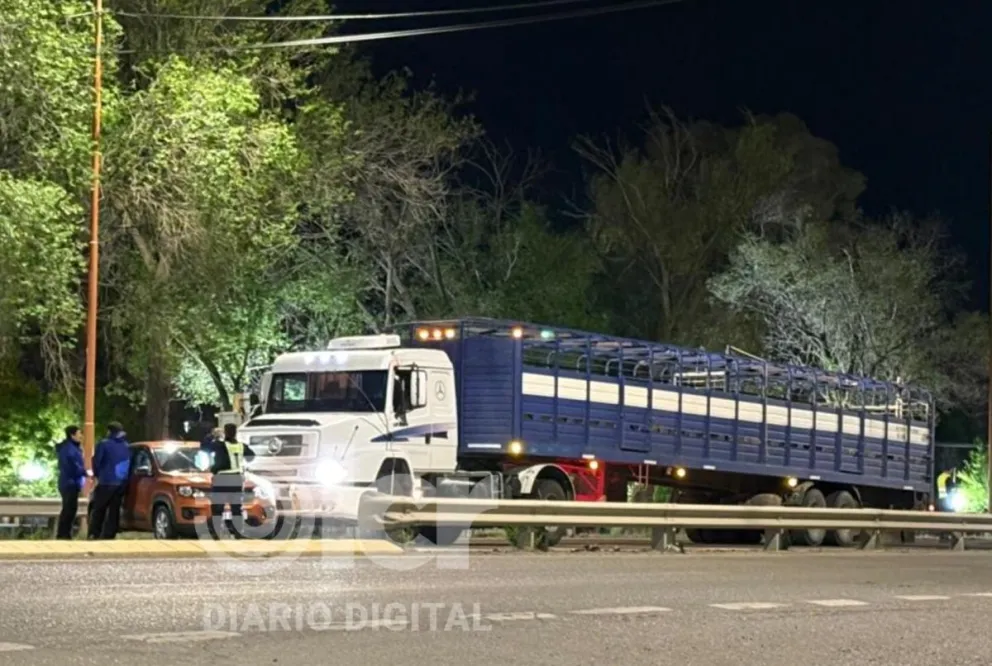 Una mala maniobra terminó con la colisión en el Km 1131 de la Ruta 22 (Foto gentileza Facundo)