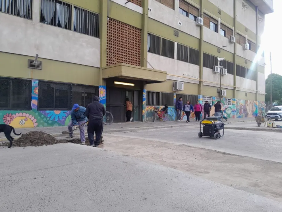 El lomo de burro con senda peatonal se construye sobre Pasaje de las Enfermeras (Fotos LCR).